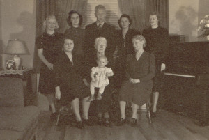1940-Family-groupL